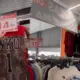 Descubren gigantesco almacén de ropa y zapatillas que te asombrará con los precios.