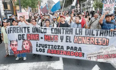 Lima. Los manifestantes salieron desde la plaza San Martín y también desde la plaza Dos de Mayo para rechazar la dictadura. Foto: Marco Cotrina/La República