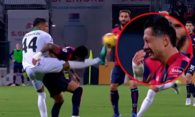 Gianluca Lapadula tuvo que retirarse del campo para ser atendido por el médico del Cagliari. Foto: captura/ESPN 2