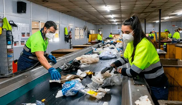 Un operario de producción puede trabajar en industrias alimentarias. Foto: Infoemplea2