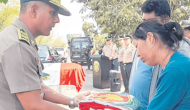 La Policía hizo entrega del Pabellón Nacional a los familiares del difunto oficial. Foto difusión