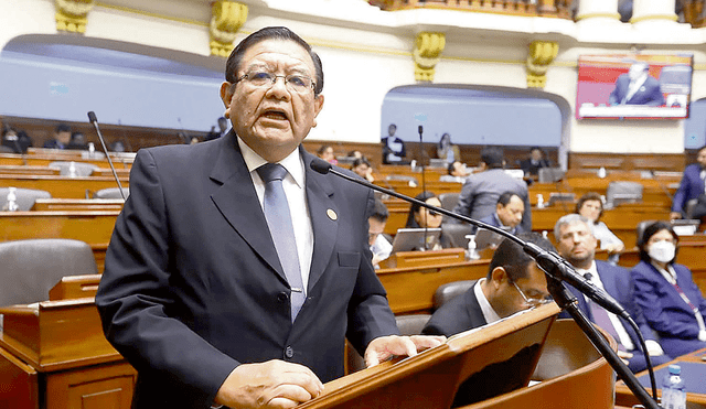 En la mira. Los aliados que dominan el Congreso preparan el terreno para el juicio político del presidente del JNE, Jorge Salas Arenas. Buscan inhabilitarlo. Foto: Congreso de la República