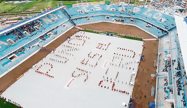 Comienzo. Más de 400 danzarines de la comunidad de Jatucachi respondieron a Boluarte por su desafortunada expresión. Foto: Artemusa Producciones