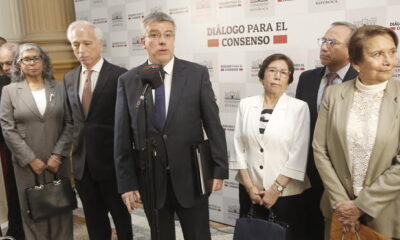 De los siete miembros de la JNJ, Inés Tello y Aldo Vásquez (quienes están al lado de Antonio de la Haza, titular de la Junta) fueron inhabilitados por el Congreso.  Foto: Marco Cotrina/La República