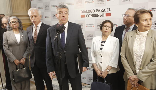 De los siete miembros de la JNJ, Inés Tello y Aldo Vásquez (quienes están al lado de Antonio de la Haza, titular de la Junta) fueron inhabilitados por el Congreso.  Foto: Marco Cotrina/La República