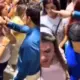 Mujer y el pastor de la iglesia se van a los 'golpes' en plena bendición ¿Cómo pasó?