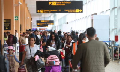 Si tu vuelo se retrasa más de 2 horas, la aerolínea debe darte una llamada y refrigerio. Foto: Andina