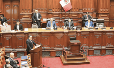 Para cerrar el pacto. En medio del escándalo por el caso Rolexgate, el primer ministro Gustavo Adrianzén, además de pedir el voto de confi anza, prometió austeridad. Foto: Félix Conteras / La República