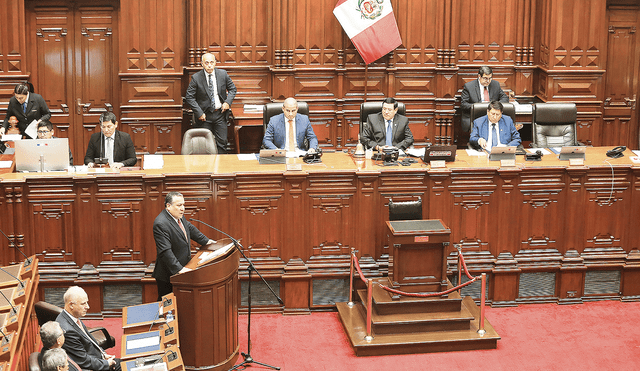 Para cerrar el pacto. En medio del escándalo por el caso Rolexgate, el primer ministro Gustavo Adrianzén, además de pedir el voto de confi anza, prometió austeridad. Foto: Félix Conteras / La República