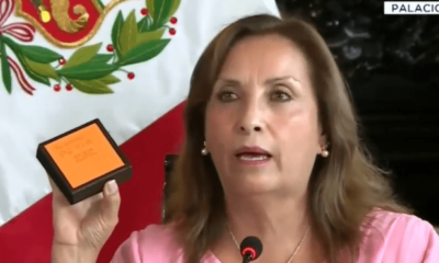 Dina Boluarte mostró una caja de la marca mencionada para reforzar su versión sobre el origen de sus joyas. Foto: captura de Canal N