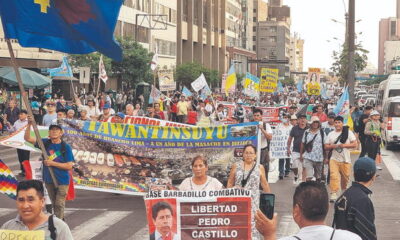 A toda voz. Manifestantes que llegaron desde los conos de Lima exclamaron duras frases contra la presidenta Dina Boluarte y el Congreso de la República. Foto: Kevin García / Urpi-La República.