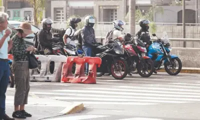 De S/3 a S/12. A plena luz del día, están a la espera de usuarios, con varios cascos en mano. Foto: Félix Contreras.