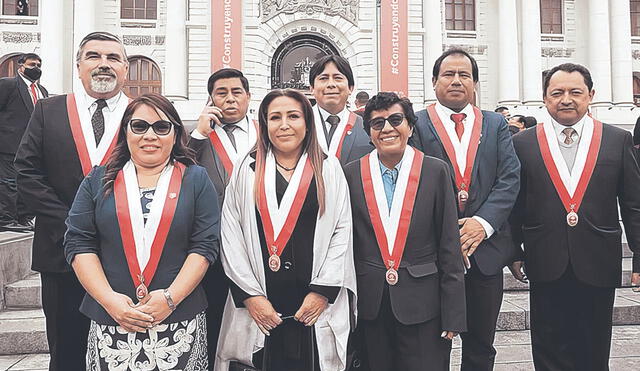 Malos maestros. Estos son los congresistas del Bloque Magisterial que impulsaron medida que permite a docentes ingresar a las aulas sin pasar por prueba. Foto: difusión.