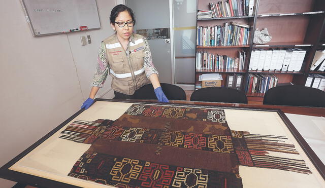 Prenda. Un unku de la cultura Paracas, devuelto al Perú por la persona que lo tenía en su poder en Alemania. Foto: Félix Contreras.