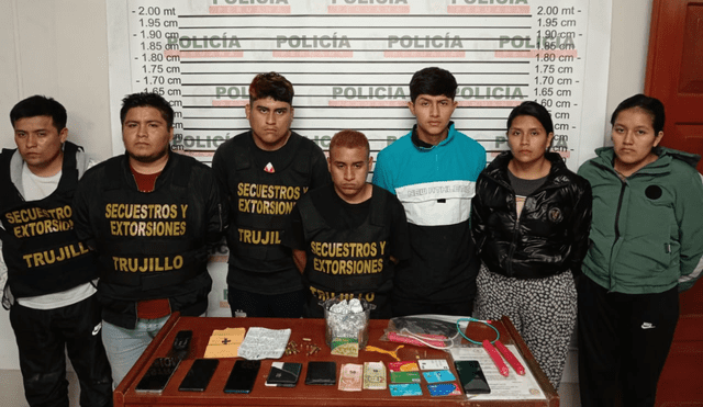 A estos delincuentes se les decomisó una moto y varias pistolas. Foto: PNP