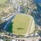 El estadio del centro poblado de Oxapata luce imponente en medio de un hermoso paisaje. Foto: Facebook.