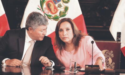 Abogado. Mateo Castañeda y Dina Boluarte el día que quiso explicar sobre las joyas de la presidenta. Foto: John Reyes