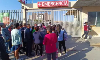 Los padres de familia se ubicaron en el frontis del hospital regional para saber la situación de sus hijas.