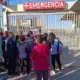 Los padres de familia se ubicaron en el frontis del hospital regional para saber la situación de sus hijas.