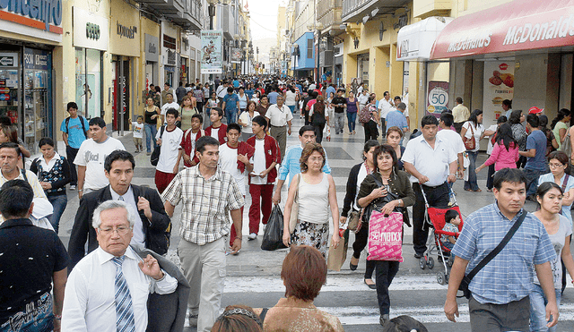 Lectura. A pesar del rebote en 2024, el FMI considera que habrá una recuperación moderada del consumo privado. Foto: difusión