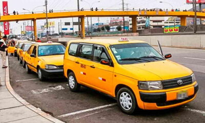 La ATU informó que los taxistas registrados como taxis ejecutivos deben cumplir con la normativa de tener sus vehículos de un solo color.  Foto: Andina