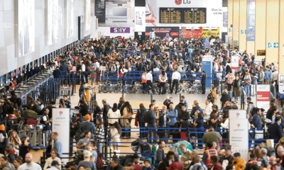 Miles de pasajeros varados o desviados hacia otros terminales provocó el cortocircuito que dejó sin iluminación a la pista de aterrizaje del aeropuerto. Foto: Félix Contreras / La República