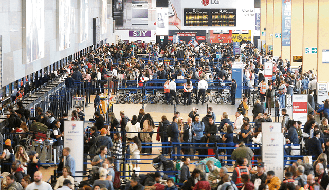 Miles de pasajeros varados o desviados hacia otros terminales provocó el cortocircuito que dejó sin iluminación a la pista de aterrizaje del aeropuerto. Foto: Félix Contreras / La República