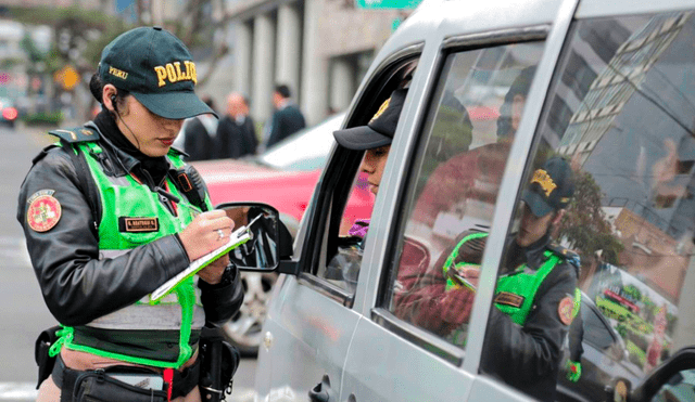 ¡Toma nota! Descubre cómo saber si cuentas con papeletas en el portal de Sutran. Foto: Composición LR/Andina