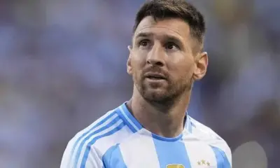 Lionel Messi presentó problemas en el aductor en los primeros minutos del partido contra Chile. Foto: AFP