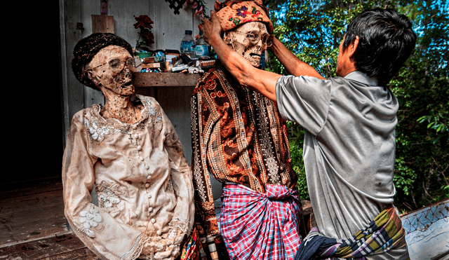 Esta práctica, arraigada en las creencias animistas y la relación con el espiritualismo, subraya cómo la comunidad valora la conexión entre los vivos y los muertos. Foto: El Periodico.